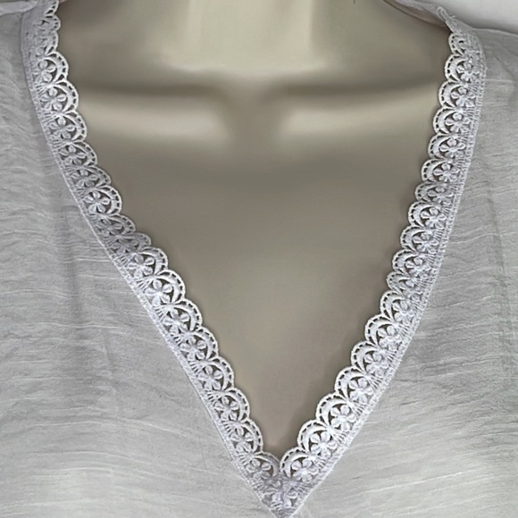 Counterparts White Lace V-Neck Split Flutter Sleeve Top - Picture 2 of 4